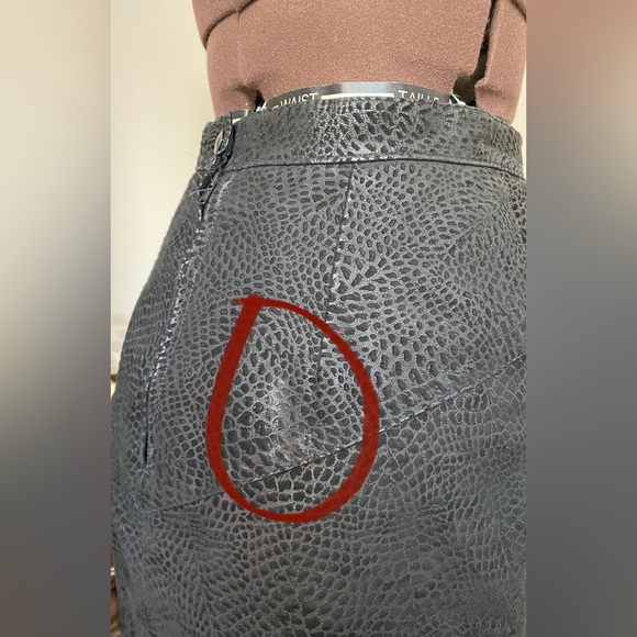 Women’s vintage black leather high waisted snake print skirt - Picture 4 of 13